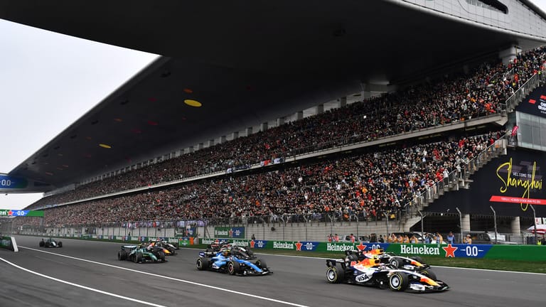 Liam Lawson leads the pack into turn 1 during Grand prix of China